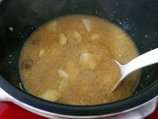 13、电饭煲+安神健脾养胃の白薯桂圆红糖小米粥,搅拌均匀，即可