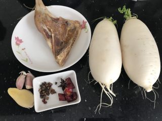 1、腊鸭萝卜煲,材料准备