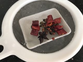 2、腊鸭萝卜煲,花椒，八角，辣椒洗净沥干水份