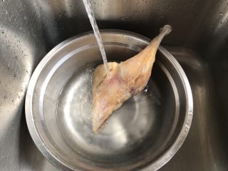 3、腊鸭萝卜煲,腊鸭腿洗净