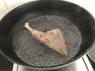 4、腊鸭萝卜煲,飞水处理