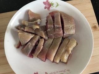 5、腊鸭萝卜煲,砍块备用