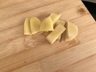 6、腊鸭萝卜煲,姜切片