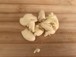 7、腊鸭萝卜煲,蒜拍碎