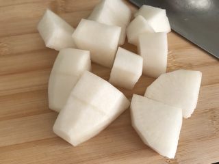 8、腊鸭萝卜煲,萝卜切块