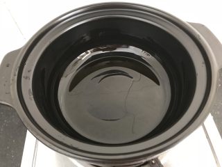 9、腊鸭萝卜煲,热锅下油