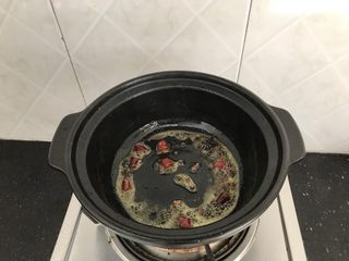 10、腊鸭萝卜煲,先爆香花椒，八角，辣椒