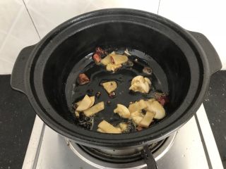 11、腊鸭萝卜煲,再加入姜蒜炒香