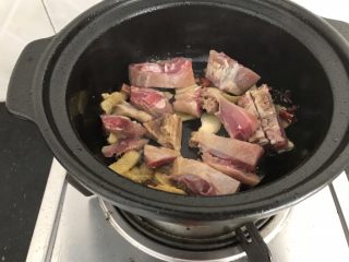 12、腊鸭萝卜煲,倒入腊鸭翻炒