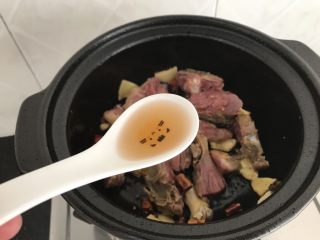 13、腊鸭萝卜煲,炒至鸭肉微干，加入一勺料酒翻炒均匀