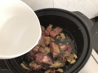 14、腊鸭萝卜煲,加入2碗水，大火烧开5分钟