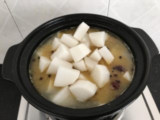 15、腊鸭萝卜煲,加入萝卜，焖约20分钟