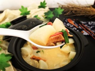 16、腊鸭萝卜煲,萝卜吸收腊鸭的咸香味，一口咬下去，咸香四溢，多汁清甜！搭配刚刚好！