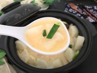 17、腊鸭萝卜煲,汤汁也是奶白奶白的，想喝么？