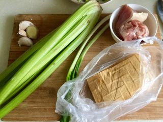 1、翠&香&丝➕西芹香干炒肉丝,食材合照：蒜三瓣，姜一小片，西芹一小把，小葱两根，猪后腿肉160g，薄香干三张。这道菜还用了少许红椒丝，是把另一道红椒韭菜绿豆芽中的红椒丝抓了一点，这样菜的颜色更漂亮，忘记拍进去了