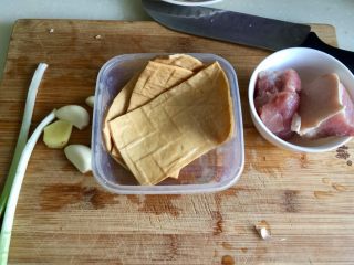 2、翠&香&丝➕西芹香干炒肉丝,小葱择好清洗，蒜剥皮姜去皮清洗，香干猪肉分别清洗下