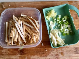 3、翠&香&丝➕西芹香干炒肉丝,薄香干切均匀丝，不用太细，姜切丝，蒜切蒜片，葱白切末