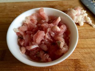 4、翠&香&丝➕西芹香干炒肉丝,猪肉肥肉瘦肉分开，肥肉切丁，瘦肉切丝后加入一点生抽，一点白糖，适量料酒，少许生姜粉一点白胡椒粉拌匀腌制十分钟，再加入少许食用油拌匀，这样腌制后炒肉丝可以嫩嫩哒。拍照时还没有腌制，忘记拍下腌制调味的照片了????