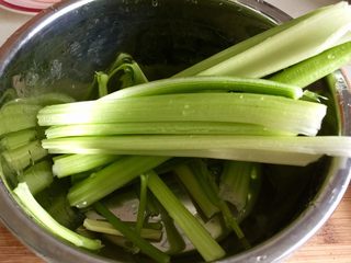 5、翠&香&丝➕西芹香干炒肉丝,西芹去掉老筋，清洗干净