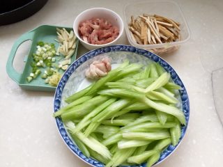 6、翠&香&丝➕西芹香干炒肉丝,西芹切斜段，备用