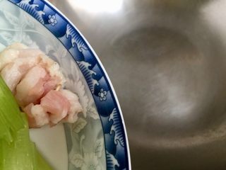 7、翠&香&丝➕西芹香干炒肉丝,热锅加入肥肉丁，煸出猪油，当然大家也可以不要猪油，直接用食用油