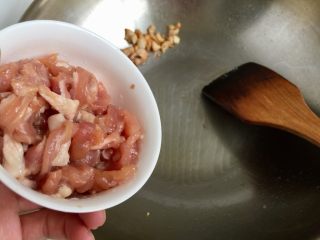 8、翠&香&丝➕西芹香干炒肉丝,肥油渣可以弃去不用，我觉得挺香，就没有扔。炸完猪油，关火让油温降一些，再开火加入肉丝炒至变色断生，再把肉丝滤油盛出。