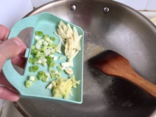 9、翠&香&丝➕西芹香干炒肉丝,留底油，加入姜丝，蒜片，葱白煸香