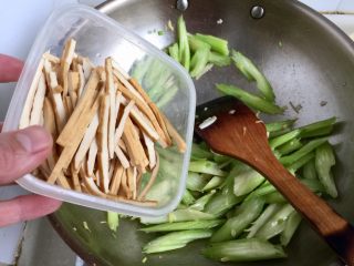 11、翠&香&丝➕西芹香干炒肉丝,加入香干淋入少许清水翻炒