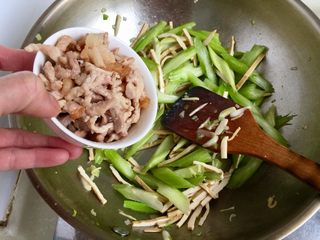 12、翠&香&丝➕西芹香干炒肉丝,加入断生肉丝翻炒均匀