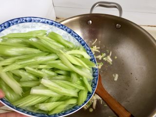 10、翠&香&丝➕西芹香干炒肉丝,加入西芹大火快炒