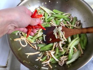 13、翠&香&丝➕西芹香干炒肉丝,加入少许红椒丝，增加点颜色