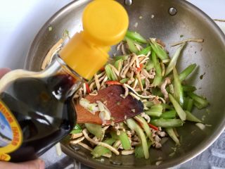 14、翠&香&丝➕西芹香干炒肉丝,淋入少许生抽翻炒均匀