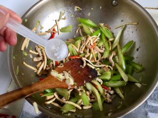15、翠&香&丝➕西芹香干炒肉丝,添加少许白糖提鲜