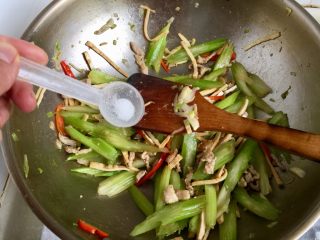 16、翠&香&丝➕西芹香干炒肉丝,最后根据个人口味，添加少许食盐翻炒均匀即可出锅