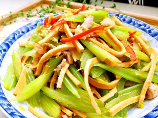 22、翠&香&丝➕西芹香干炒肉丝,这道菜制作简单，西芹脆嫩，香干柔韧，肉丝滑嫩，美味可口，营养丰富，很适合家常食用喔