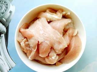 1、独家红烧狮子头四喜丸子配方,400g猪瘦肉备用