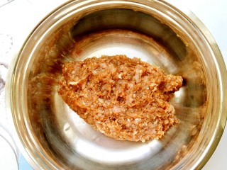2、独家红烧狮子头四喜丸子配方,把猪瘦肉用刀剁成泥（家里有绞肉机的可以直接用绞肉机进行），剁泥的过程中多次少量的加入3勺味达美酱油（普通的酱油也可以）让猪肉泥慢慢的把酱油全部吸收，放在一边腌制备用