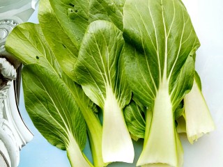 3、独家红烧狮子头四喜丸子配方,小油菜洗净备用