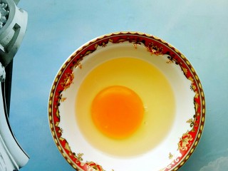 5、独家红烧狮子头四喜丸子配方,把备用的1个鸡蛋磕入碗中备用