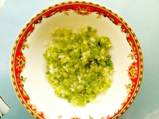 9、独家红烧狮子头四喜丸子配方,把小葱切碎备用