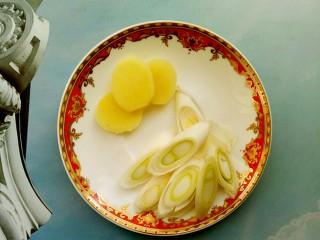 13、独家红烧狮子头四喜丸子配方,另找个小碟子，取半根大葱切段，8段就可以，姜切3片，备用