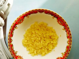 10、独家红烧狮子头四喜丸子配方,取一小块姜，切碎备用