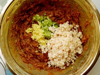 16、独家红烧狮子头四喜丸子配方,再倒入切碎的半个藕