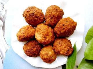 18、独家红烧狮子头四喜丸子配方,炒锅中入花生油，在油八成热的时候，开大火，把手沾上水（手上沾了水后肉泥不沾手），把肉泥在手心团成球，放入油中炸制（开大火的原因是为了让肉丸子定形，肉丸子定好形后转小火慢炸）炸至外表金黄即可捞出沥油，不用炸熟，因为后面还要把丸子入锅里炖