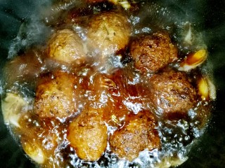 20、独家红烧狮子头四喜丸子配方,刷锅重新开火，锅里入花生油，倒入葱段姜片，一勺盐，3个冰糖，接着倒入5勺李锦记红烧汁，倒入一碗开水，烧开汤汁后把炸好的肉丸子放进去，小火慢炖20分钟，炖至锅里只有少许汤汁，出锅前倒入水淀粉和鸡精勾芡，即可把丸子带着汤装碗里了（也可以装进深盘里）