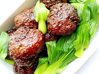 21、独家红烧狮子头四喜丸子配方,把油菜焯水，装饰在丸子里，就可以看到开吃啦！