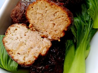 22、独家红烧狮子头四喜丸子配方,切开看一下，是不是很有食欲呢????肉的鲜美和藕的香脆，口感超好哦！赶紧做起来吧