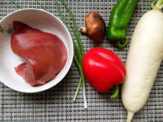 1、白萝卜炒猪肝,准备材料如图。