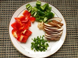 2、白萝卜炒猪肝,将配菜切成如图所示。