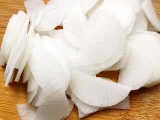 3、白萝卜炒猪肝,白萝卜切薄片。